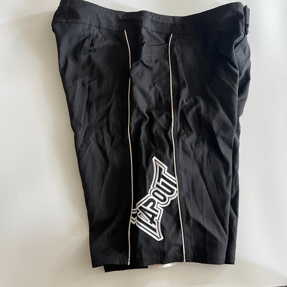 Mens 38 Tapout MMA Board Shorts Black and White y2k - Picture 4 of 7